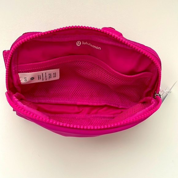 NWT Lululemon Everywhere Belt bag Sonic Pink 1L - Picture 8 of 15
